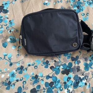 Everywhere belt bag 2L Navy Blue